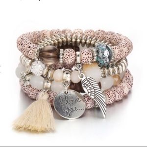 A lovely bracelet, an expression of feelings!